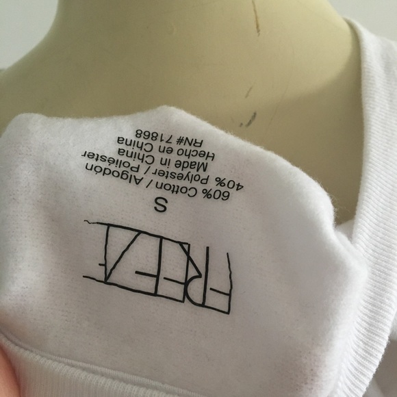 White crewneck Sweatshirt with skull graphic and plastic pouch. Halloween - Picture 6 of 7